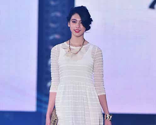 三吉彩花、透け服でヘルシー肌見せ 爽やかな色気振りまく<GirlsAward 2015 S/S>