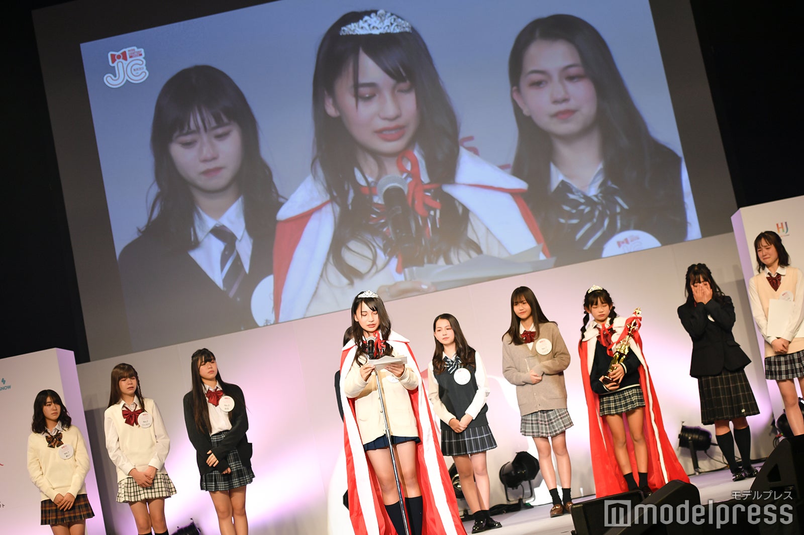 グランプリを受賞し感謝の手紙を読むJURIさん （C）モデルプレス