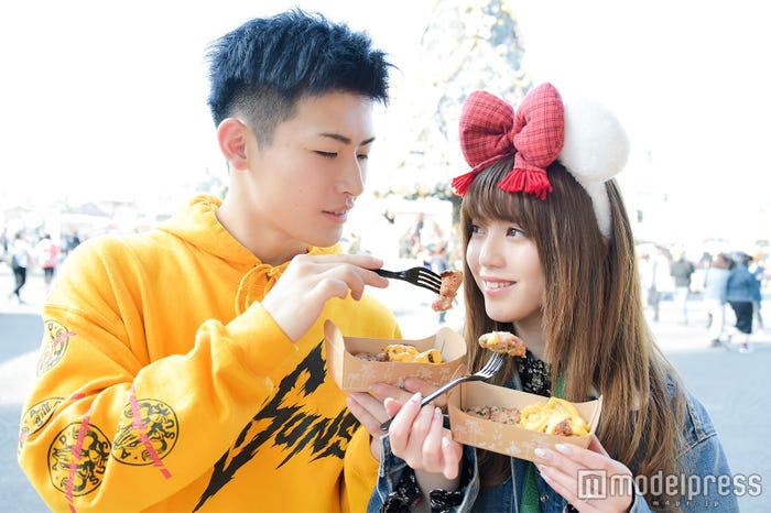 ラブラブなちゃんえな(中野恵那)&平本蓮(C)モデルプレス(C)Disney