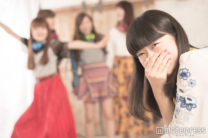撮影中のメンバーのざわめきに思わず笑ってしまったアサヒ (C)モデルプレス