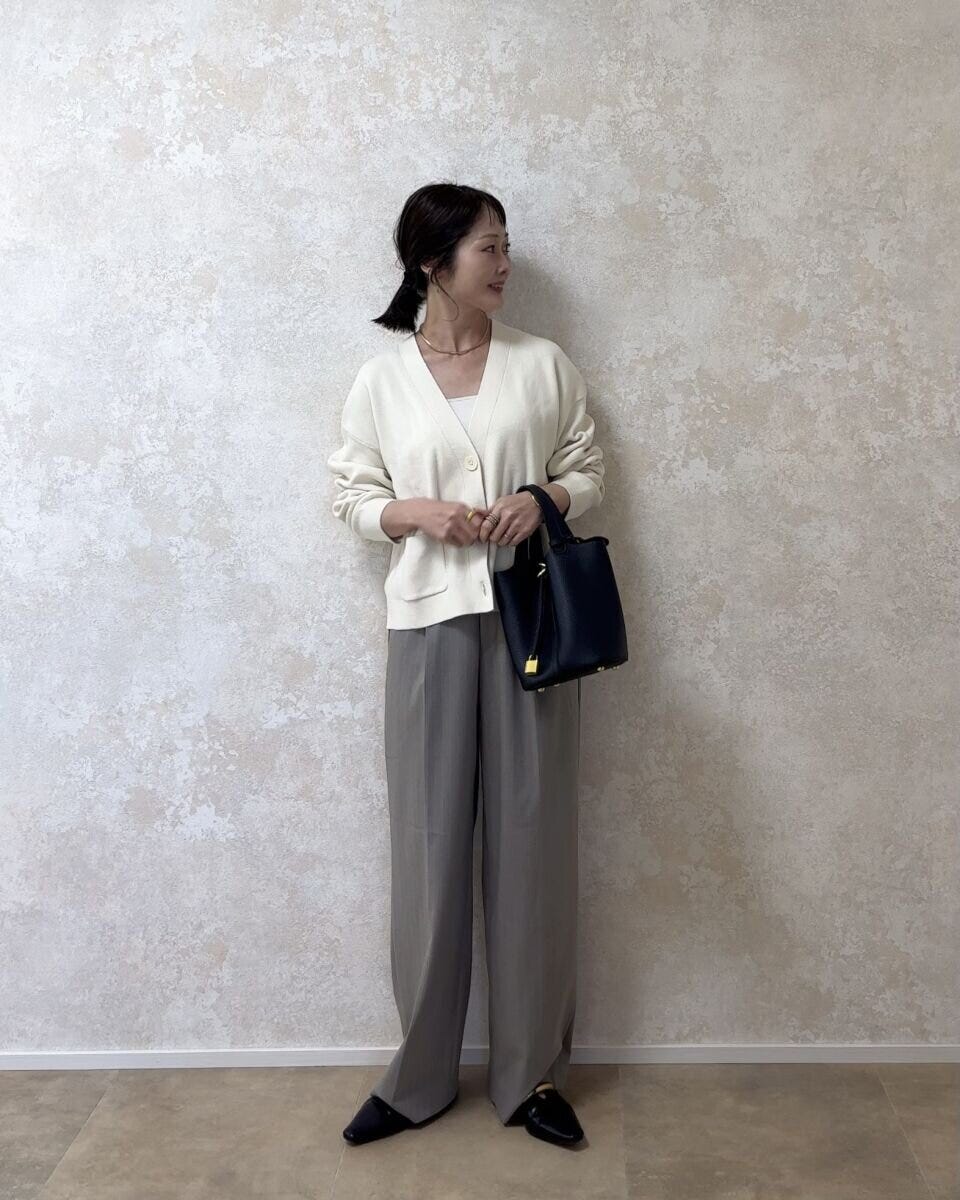 ユニクロタックワイドパンツ　ストライプとアイボリーカーディガンコーデ