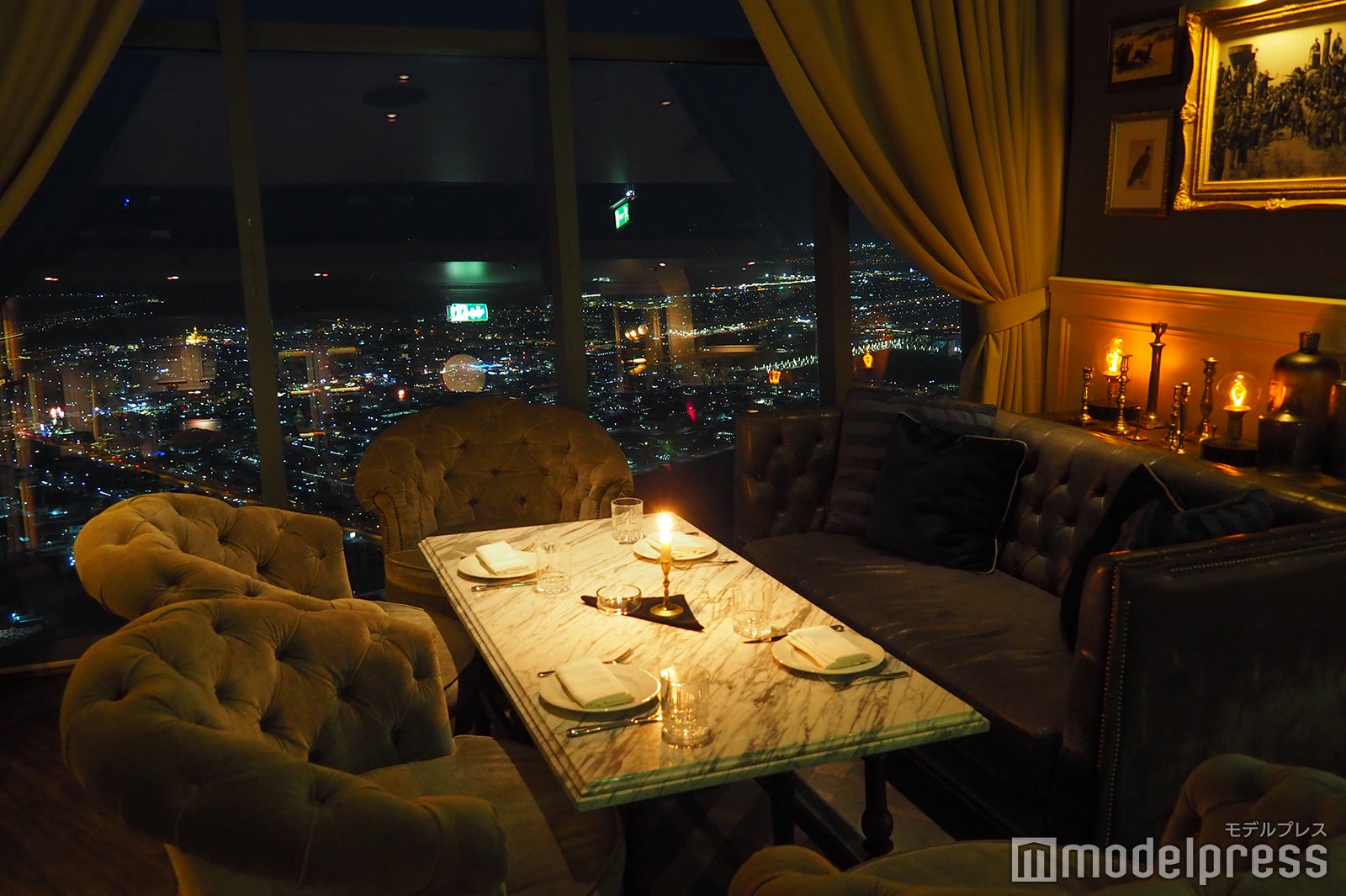 アンティークの家具に囲まれたスペースは、まるで海外ドラマの光景（C）モデルプレス