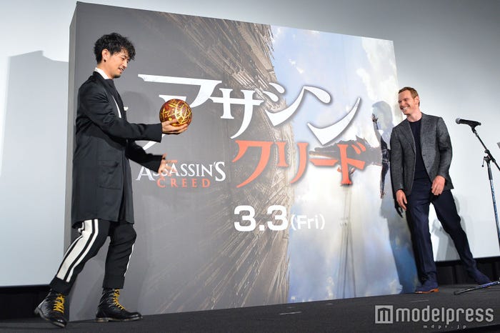 斎藤工、マイケル・ファスベンダーからプレゼントをキャッチ! (C)モデルプレス