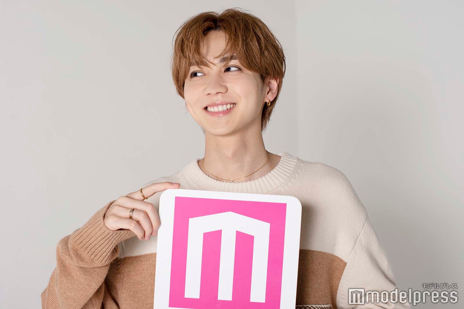 思わず照れ笑い／吉野北人（C）モデルプレス