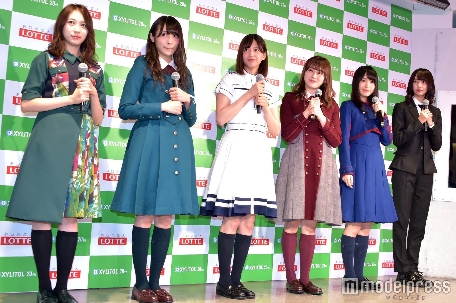 （左から）佐藤詩織、渡辺梨加、渡邉理佐、守屋茜、菅井友香、土生瑞穂 （C）モデルプレス