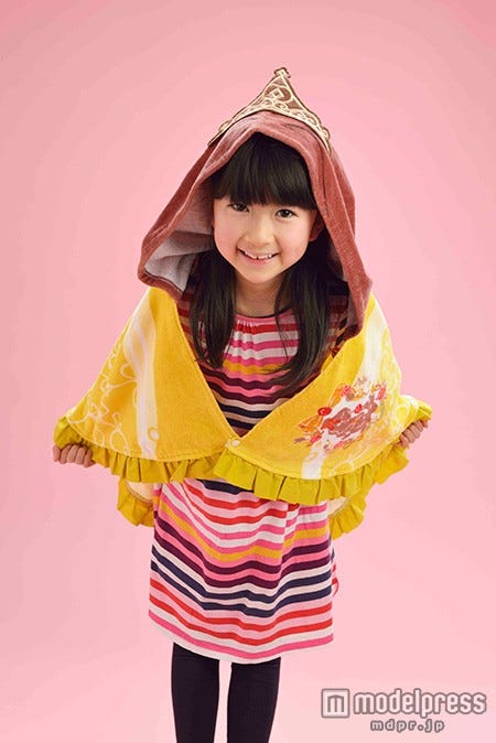 ベルのフードタオル着用イメージ(C)Disney