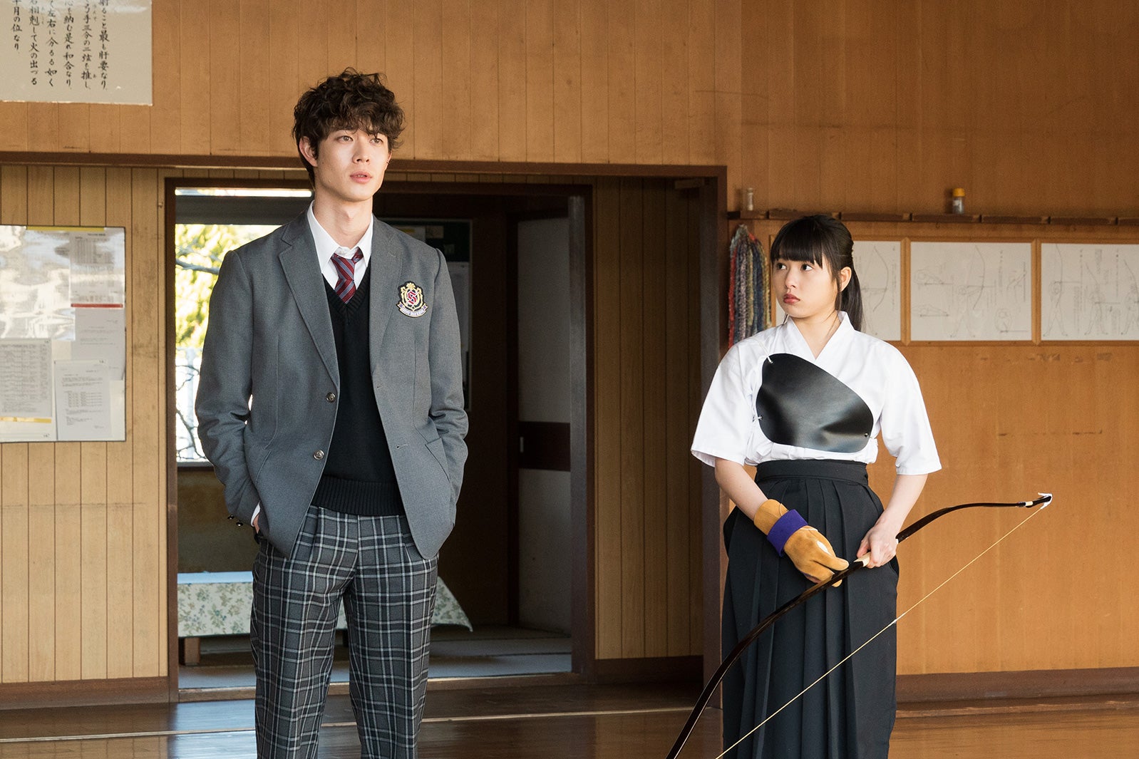 宮沢氷魚、桜井日奈子／「僕の初恋をキミに捧ぐ」第2話より（C）テレビ朝日