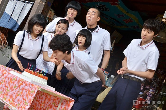 ろうそくを吹き消す