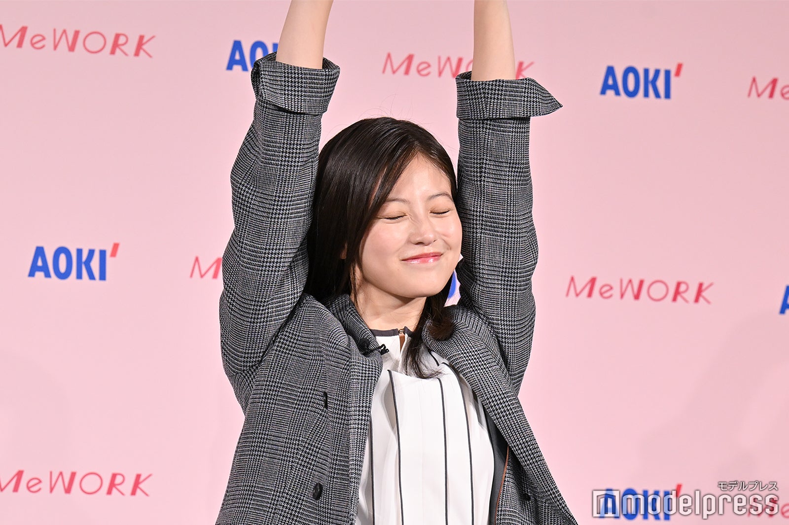 ストレッチ体験する今田美桜（C）モデルプレス