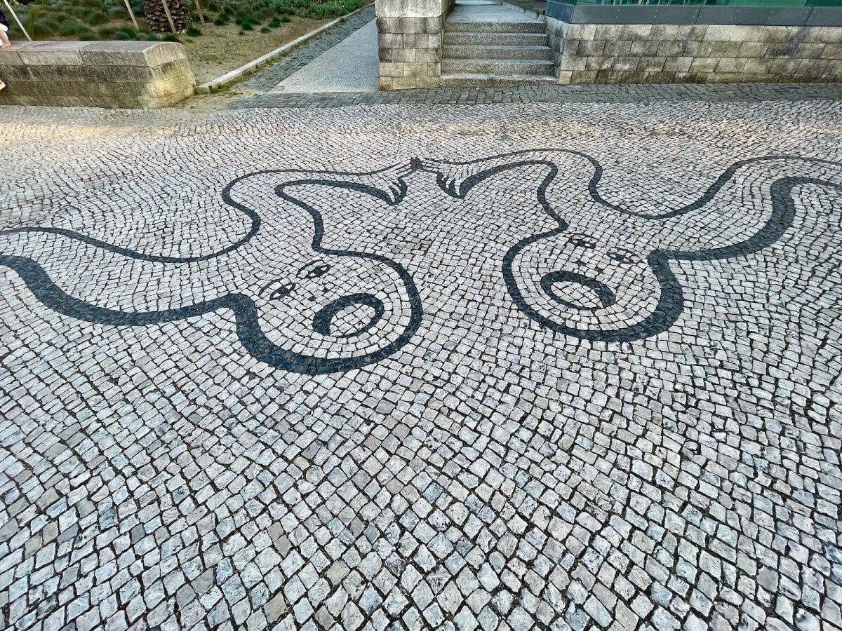 ユニークな石畳アートも