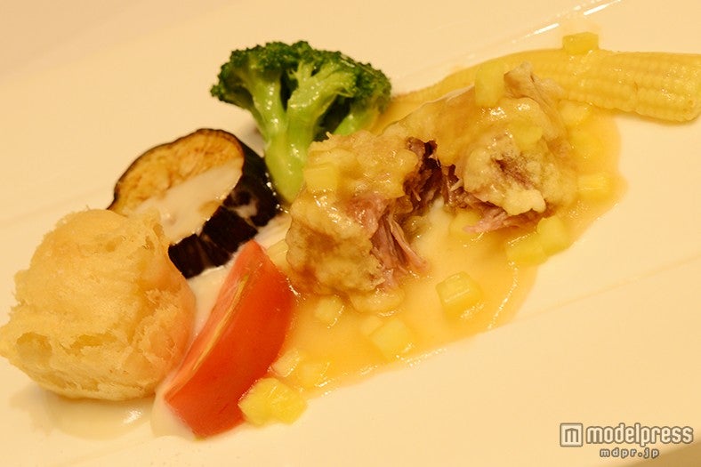 黒豚肉のパイナップルソース ココナッツクリームと揚げコーン餅添え