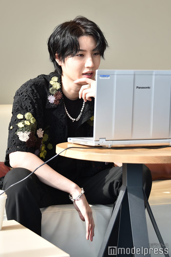 私服のシャツはVALENTINO(ヴァレンティノ)のもの (C)モデルプレス