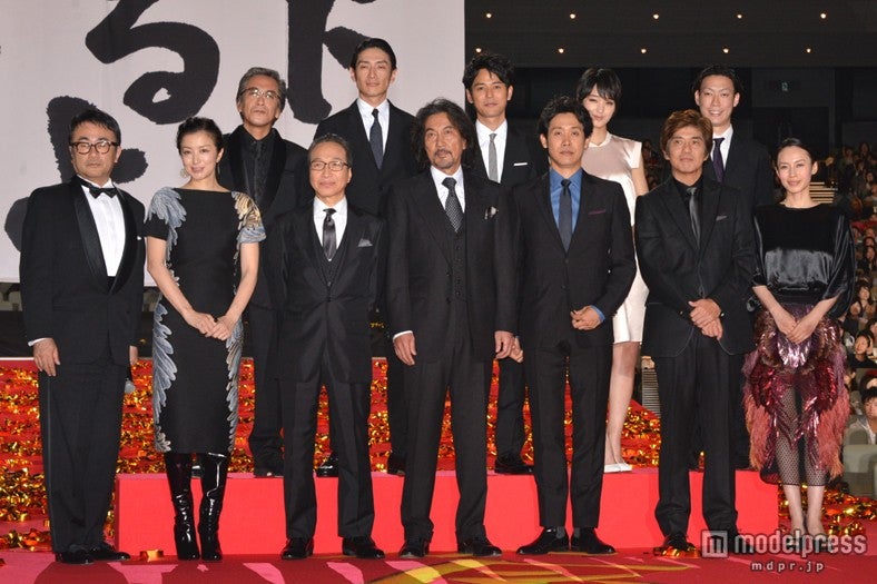 （前列左から）三谷幸喜監督、鈴木京香、小日向文世、役所広司、大泉洋、佐藤浩市、中谷美紀（後列左から）寺島進、伊勢谷友介、妻夫木聡、剛力彩芽、坂東巳之助
