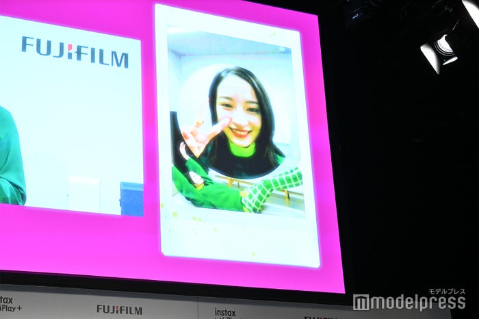 広瀬すずの披露したチェキ(C)モデルプレス