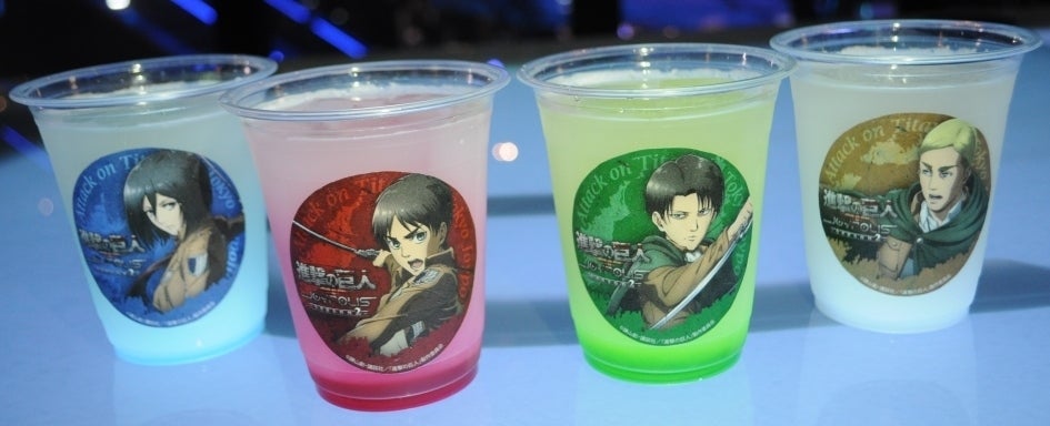 カラ―ドリンク各500円（税込）／「進撃の巨人 attack on titan in JOYPOLIS- Season 2 -」：（C）諫山創・講談社／「進撃の巨人」製作委員会