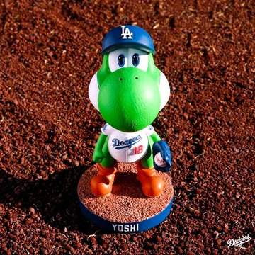 山本由伸ボブルヘッドが大人気！試合開始5時間前から球場に長蛇の列 米メディアも速報「本当にヨシのボブルヘッドがほしい！」