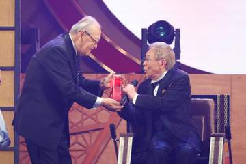 北島三郎がMAJ特別功労賞受賞 本番前には出演者全員にワインを贈る大御所らしいサプライズ