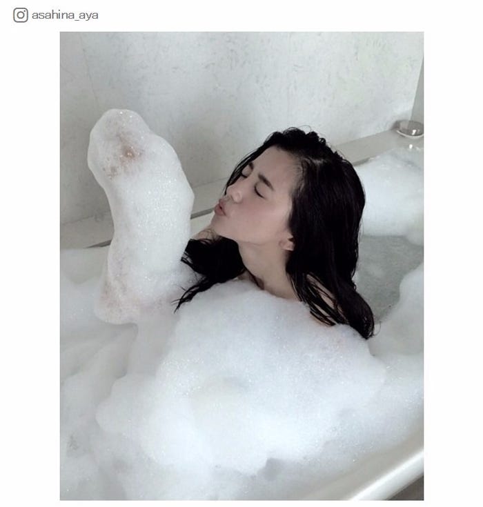 泡風呂ショット/朝比奈彩Instagramより