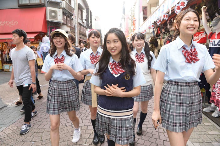 キャストで竹下通りを歩行(C)2017「兄こま」製作委員会(C)夜神里奈/小学館