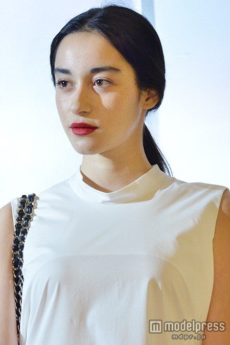 国木田独歩の玄孫・国木田彩良、艷やか美脚で魅了【モデルプレス】