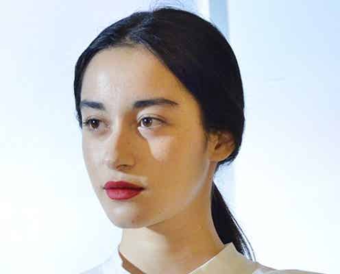 国木田独歩の玄孫・国木田彩良、艷やか美脚で魅了 アンニュイな眼差しで圧巻オーラ