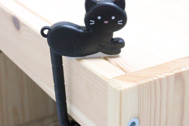 ダイソーのバッグフック（猫）を机に引っ掛ける
