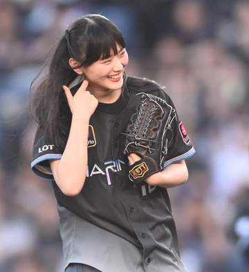 「素晴らしいコントロール」「支配下登録しよう」ZOZOマリン降臨の背番号「10」人気アイドル美女に反響 ノーバンならずも可憐投球で魅了「かわいいな～」
