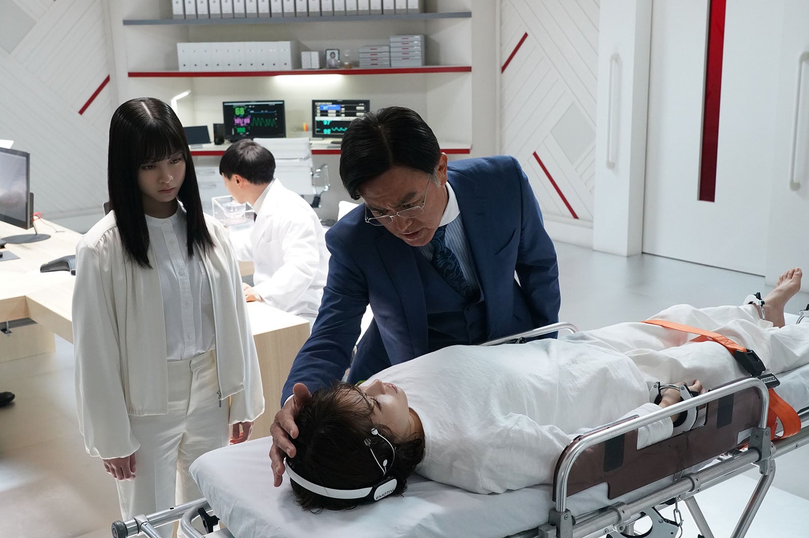 橋本環奈、石黒賢、広瀬すず／「ネメシス」第9話より（C）日本テレビ