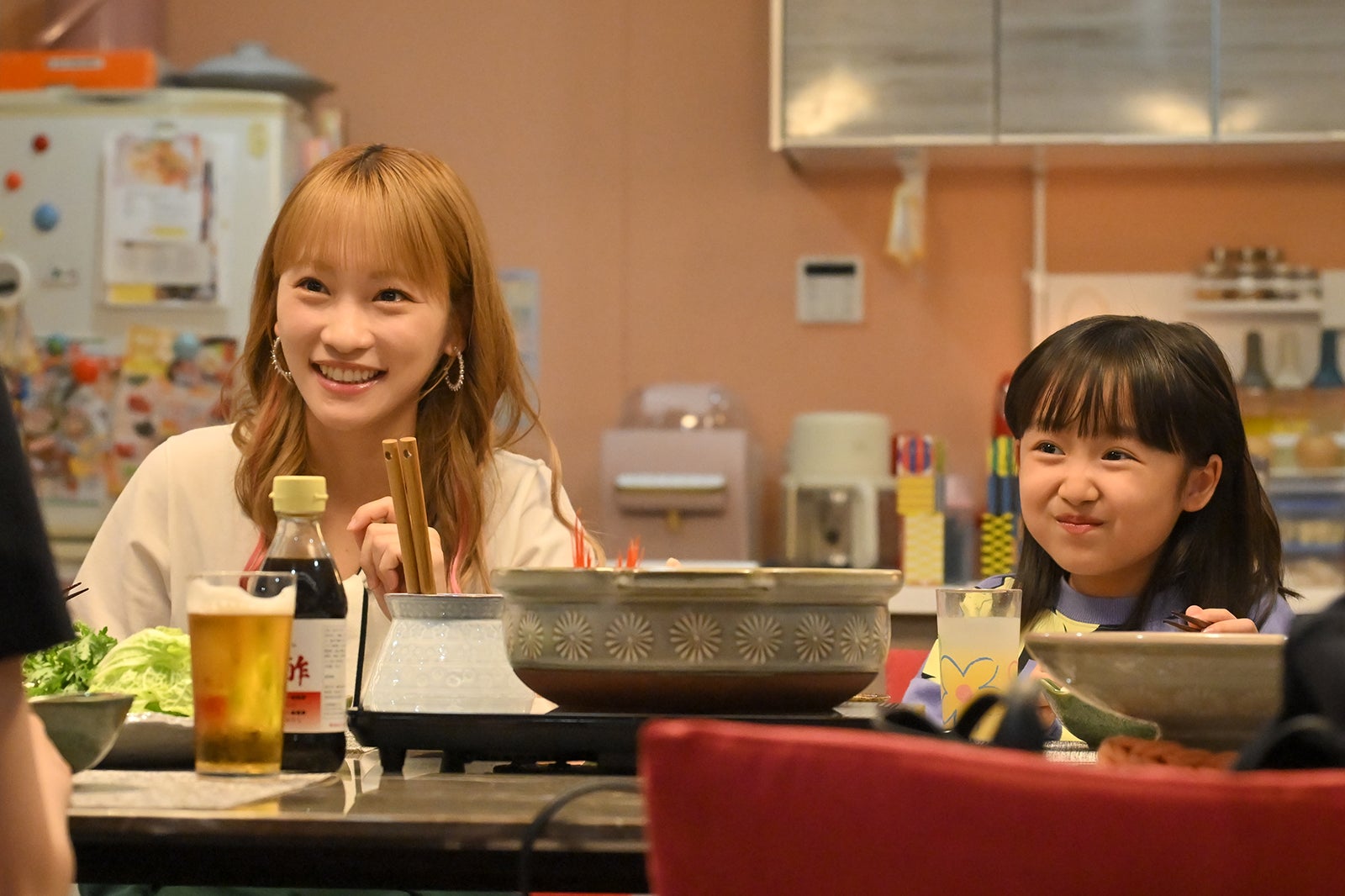 川栄李奈、池村碧彩「フェイクマミー」第2話（C）TBS