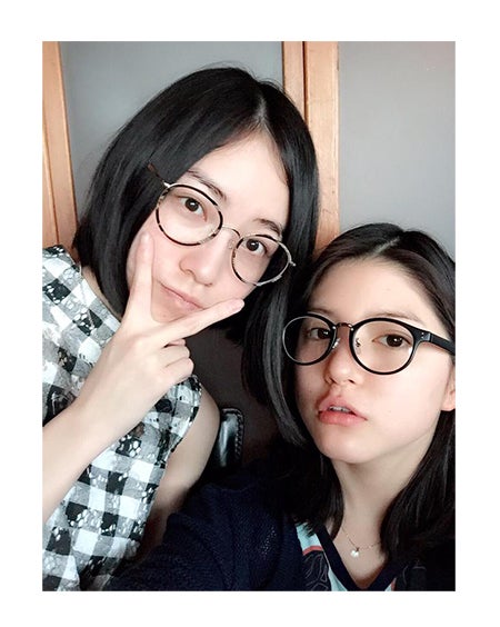 SKE48松井珠理奈＆川島海荷、“すっぴん眼鏡”2ショットを公開