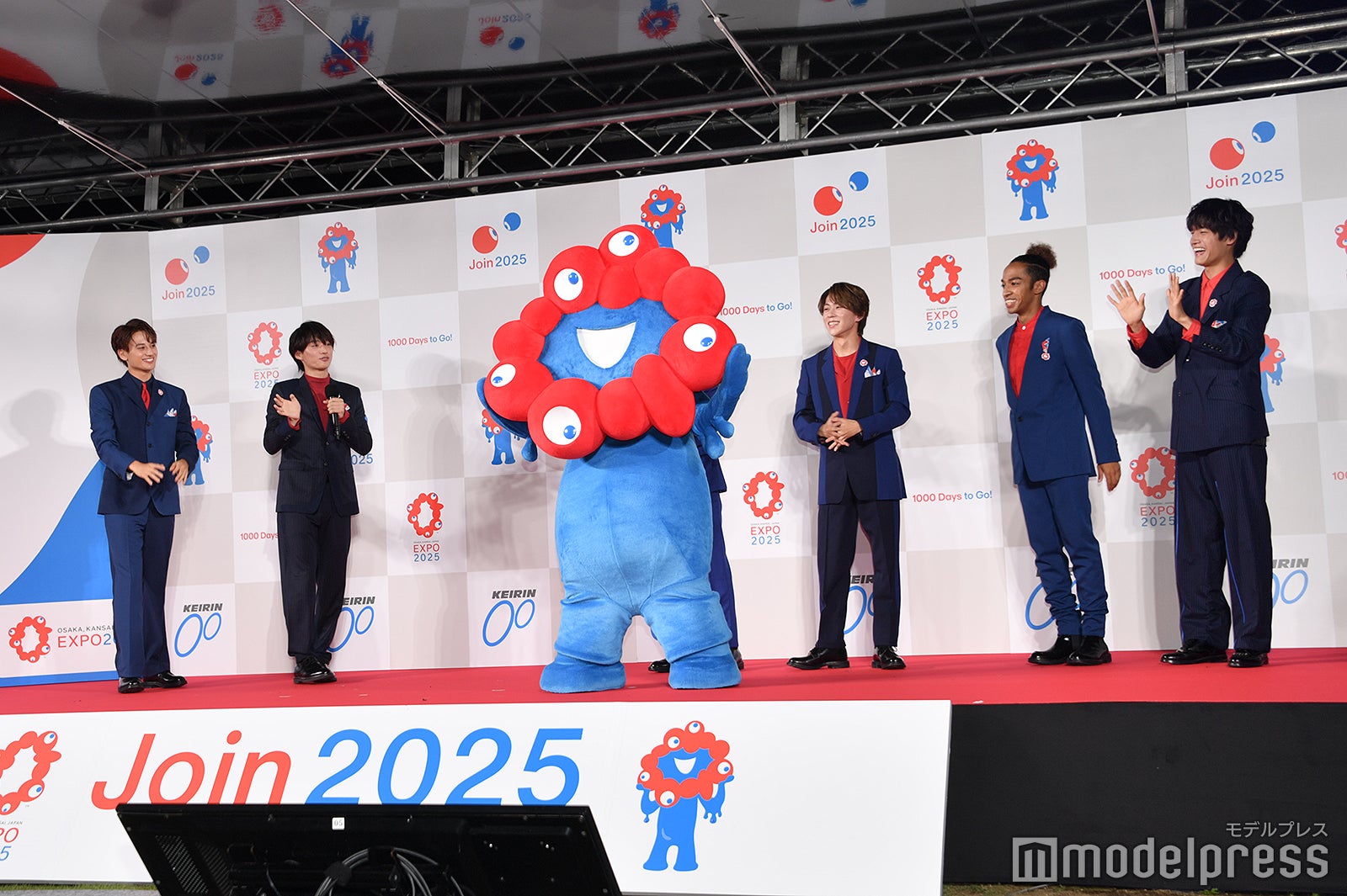 正門良規の前に立ちはだかるミャクミャク（C）モデルプレス