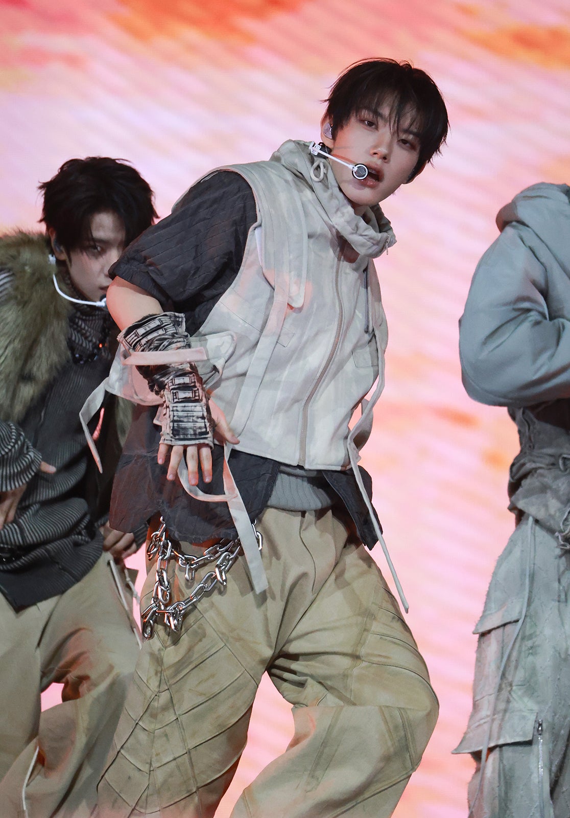 CLOSE YOUR EYES（C）HLL ALL RIGHT RESERVED