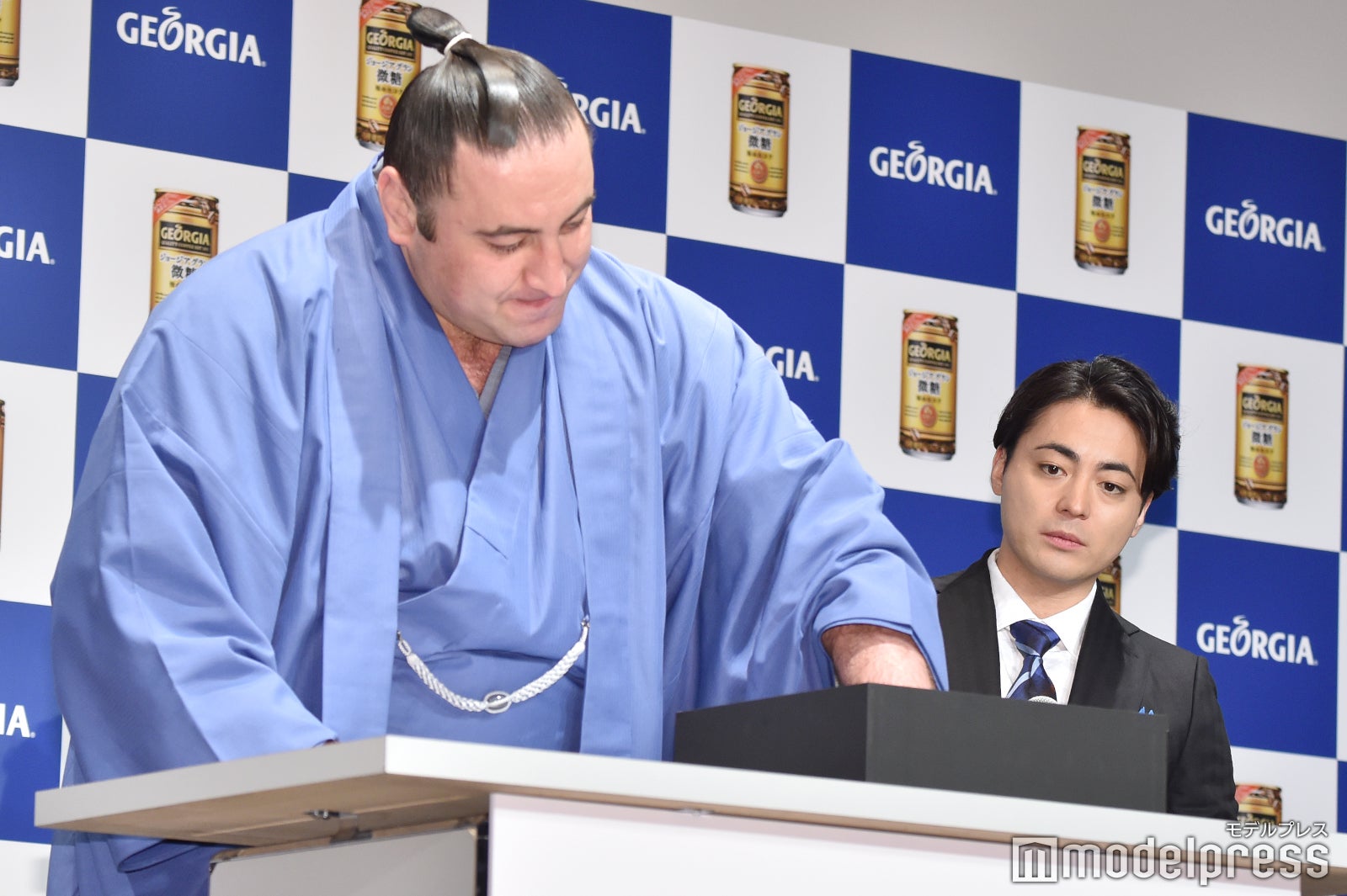 大関・栃ノ心の生手形を目に焼き付ける山田孝之 （C）モデルプレス