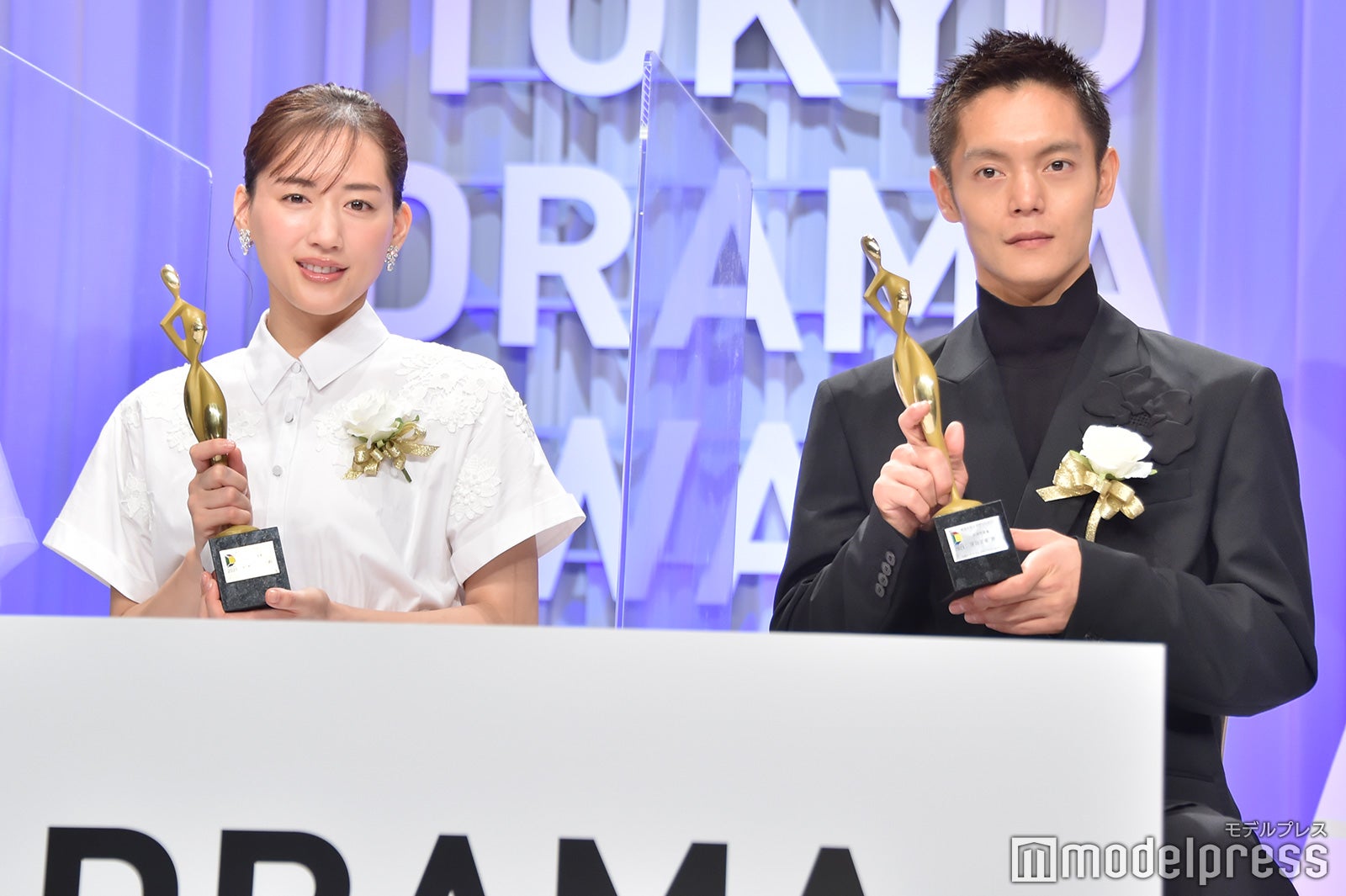 綾瀬はるか、窪田正孝（C）モデルプレス