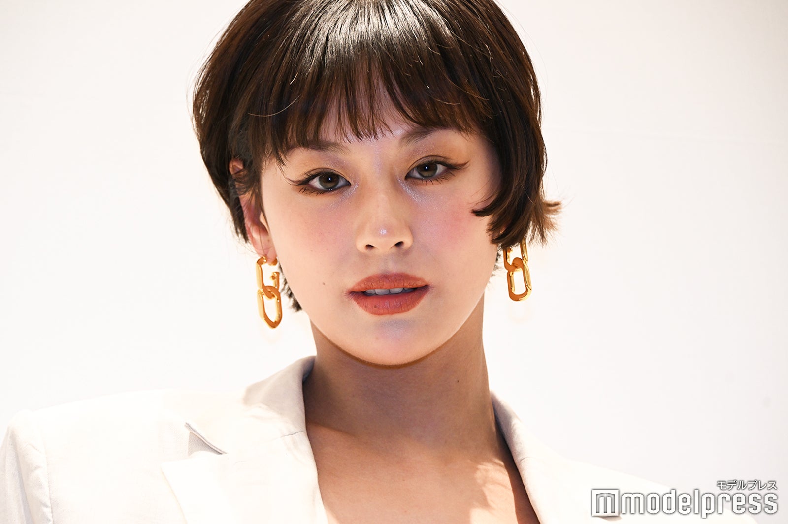 西内まりや、ヌーディトップスで胸元チラリ<CHARLES & KEITH 西内まりや、ヌーディトップスで胸元チラリ<CHARLES & KEITH