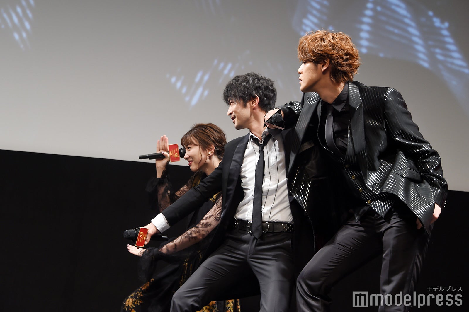 “究極の選択”コーナー、Bを選んだ永野芽郁・津田健次郎・宮野真守。相手を威嚇？するポーズ （C）モデルプレス