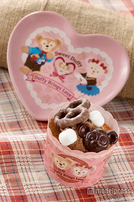 ヘーゼルナッツケーキ、スーベニアプレート付き¥880(C)Disney