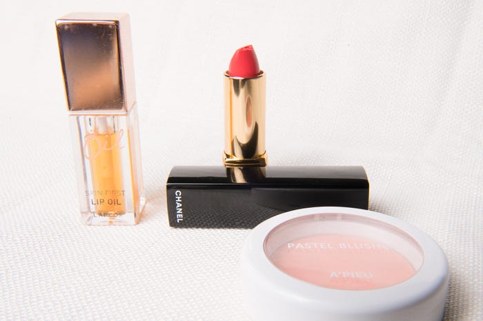 ヨンウ:「LAPCOS(ラプコス)」スキンファーストリップオイル(左)、「CHANEL(シャネル)」ルージュ アリュール(中央)、「A’PIEU(アピュ)」パステルブラッシャー(右) (C)モデルプレス