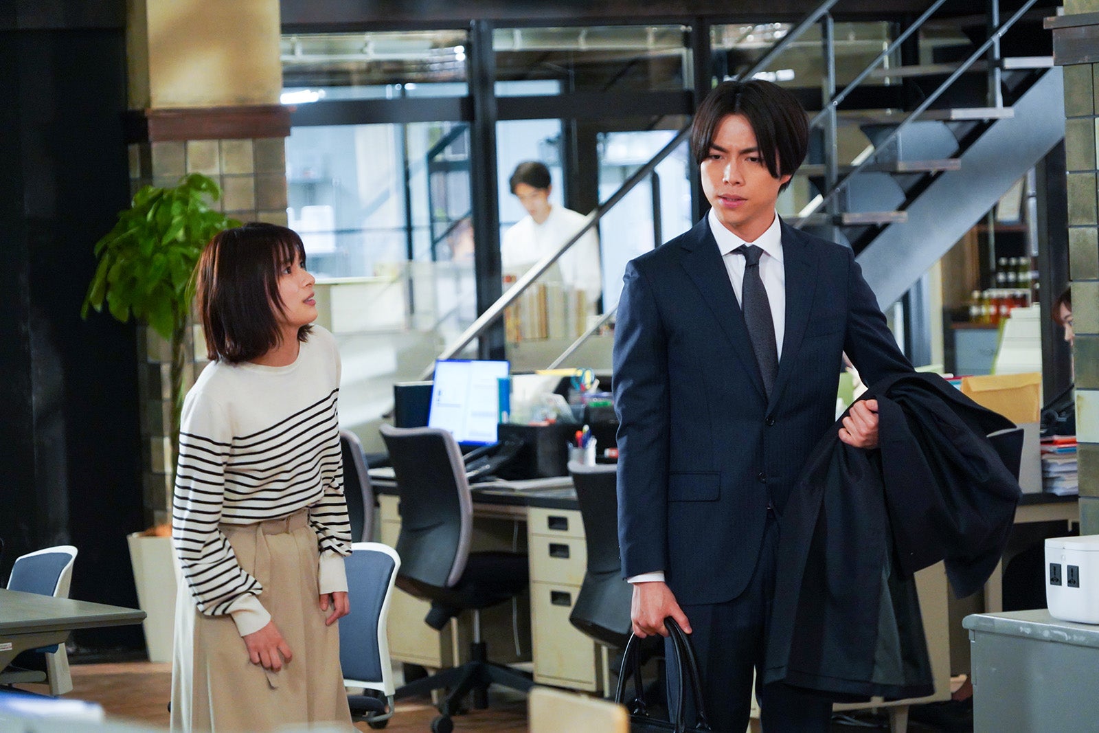 ＜それってパクリじゃないですか？第1話＞亜季（芳根京子）、情報流失疑われる 北脇（重岡大毅）と凸凹コンビ誕生