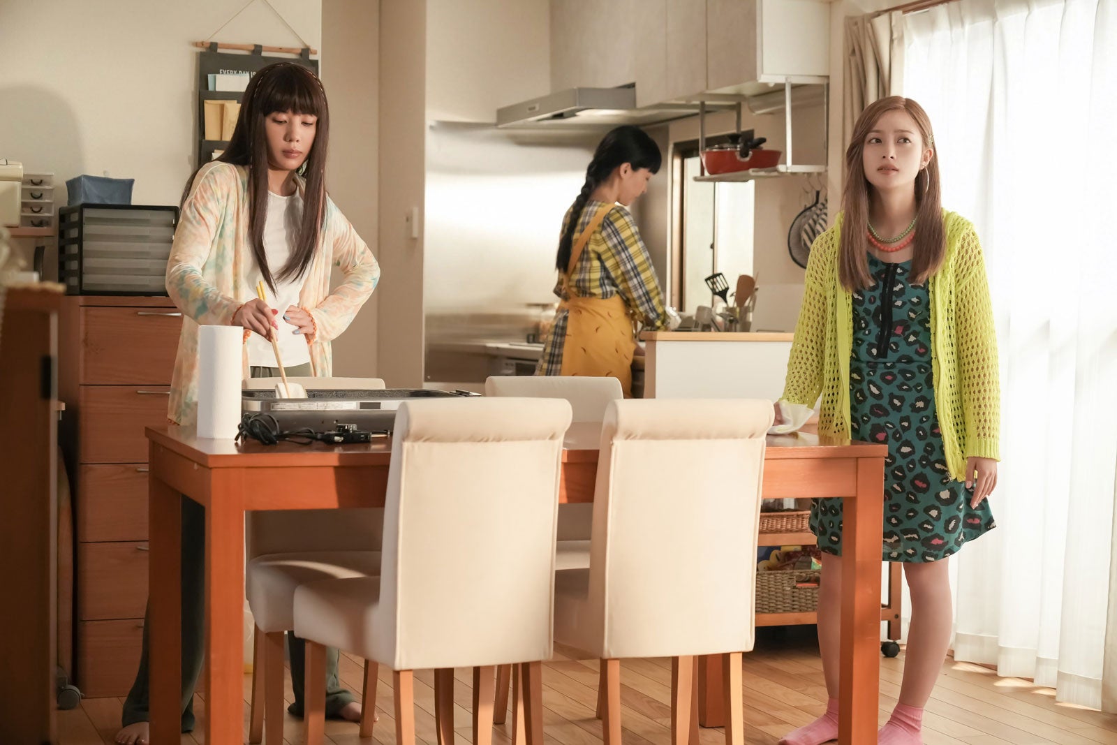 仲里依紗、麻生久美子、橋本環奈「おむすび」第43話（C）NHK