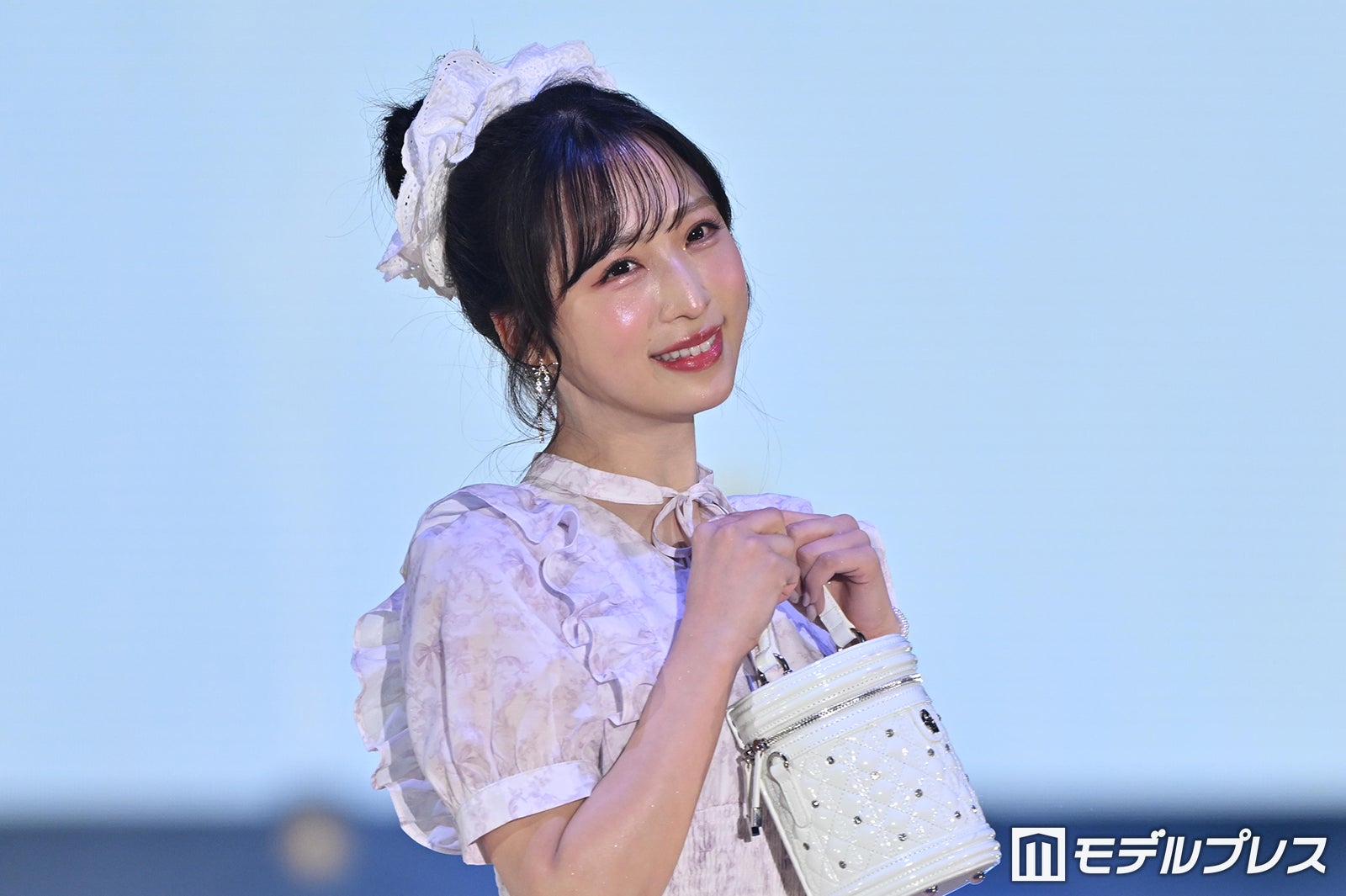 AKB48小栗有以、胸元リボンがキュートな華やかワンピ着こなし お団子ヘア×シュシュで甘さ全開【ガルアワ2026SS】