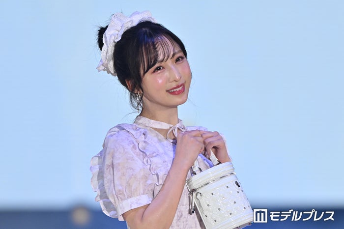 AKB48小栗有以、胸元リボンがキュートな華やかワンピ着こなし お団子ヘア×シュシュで甘さ全開【ガルアワ2026SS】