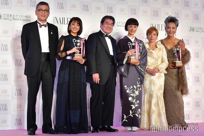 授賞式の様子/大地真央(左から4人目)がグランプリ(C)モデルプレス