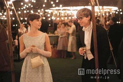 (左より)フェリシティ・ジョーンズ、エディ・レッドメイン/映画「博士と彼女のセオリー」より(C)2014 Universal Studios. All Rights Reserved.