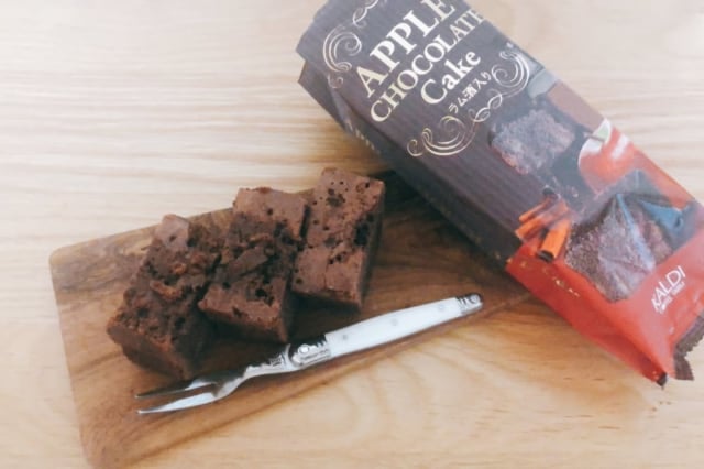 カルディ アップル チョコレート ケーキ お皿に
