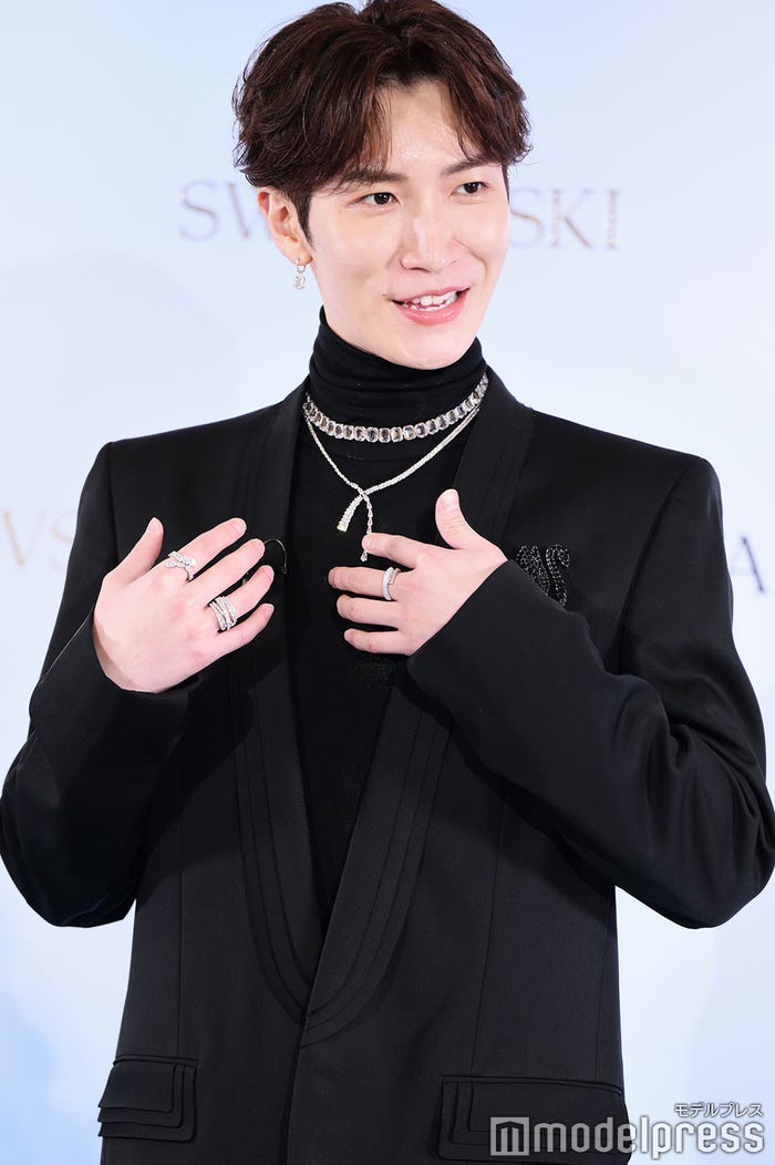 お気に入りのネックレスをアピールする渡辺翔太(C)モデルプレス