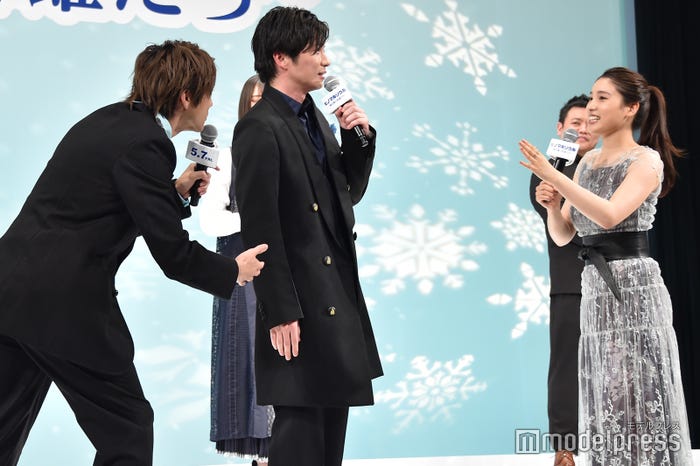 土屋太鳳の言動に危険を察知する田中圭とフォローする山田裕貴(C)モデルプレス