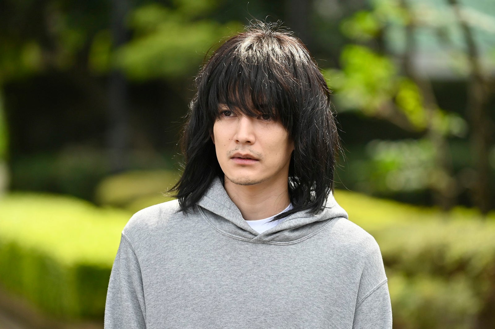 渡邊圭祐、平手友梨奈の同級生役で「うちの弁護士は手がかかる」出演 ボサボサ頭の無精ひげ姿に