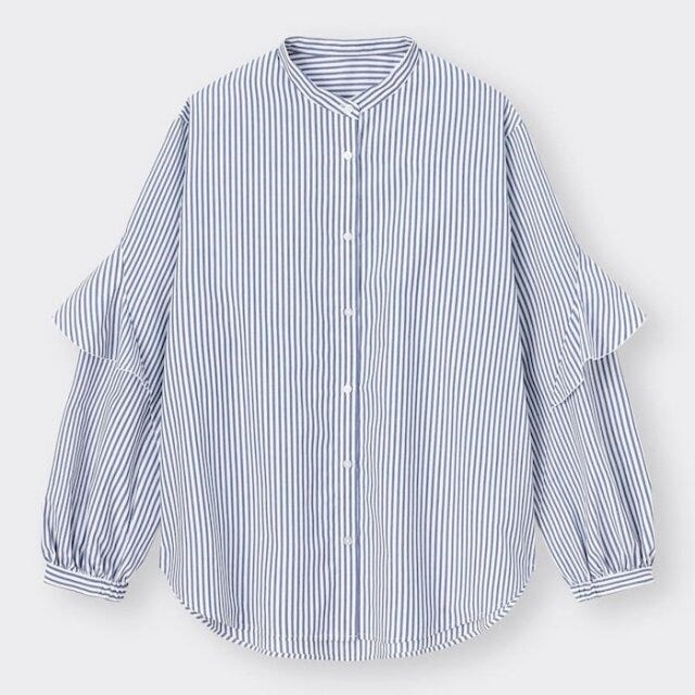 GU　秋ブラウス　ブルー×ホワイト　さわやかコーデ　EccO　イラスト　ラッフルスリーブブラウス