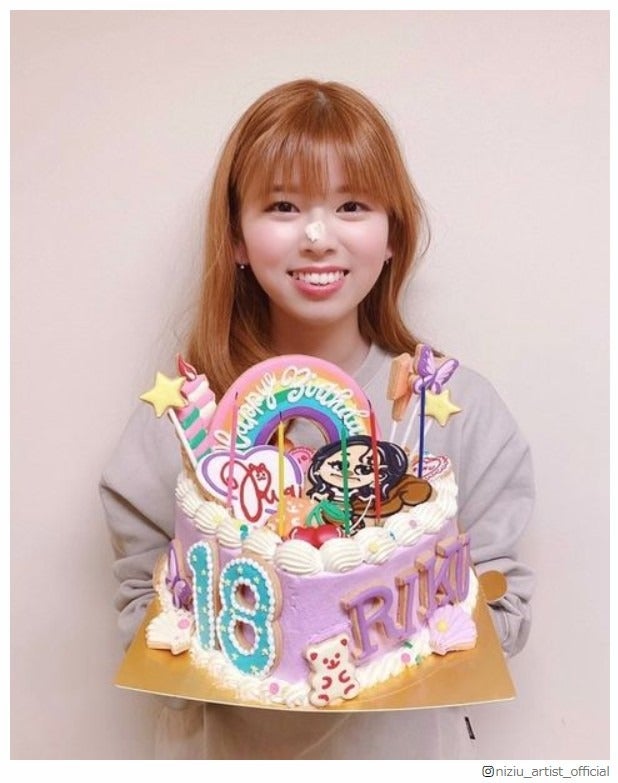 NiziUリク、18歳バースデーにメンバーからサプライズ “鼻クリーム”が可愛い